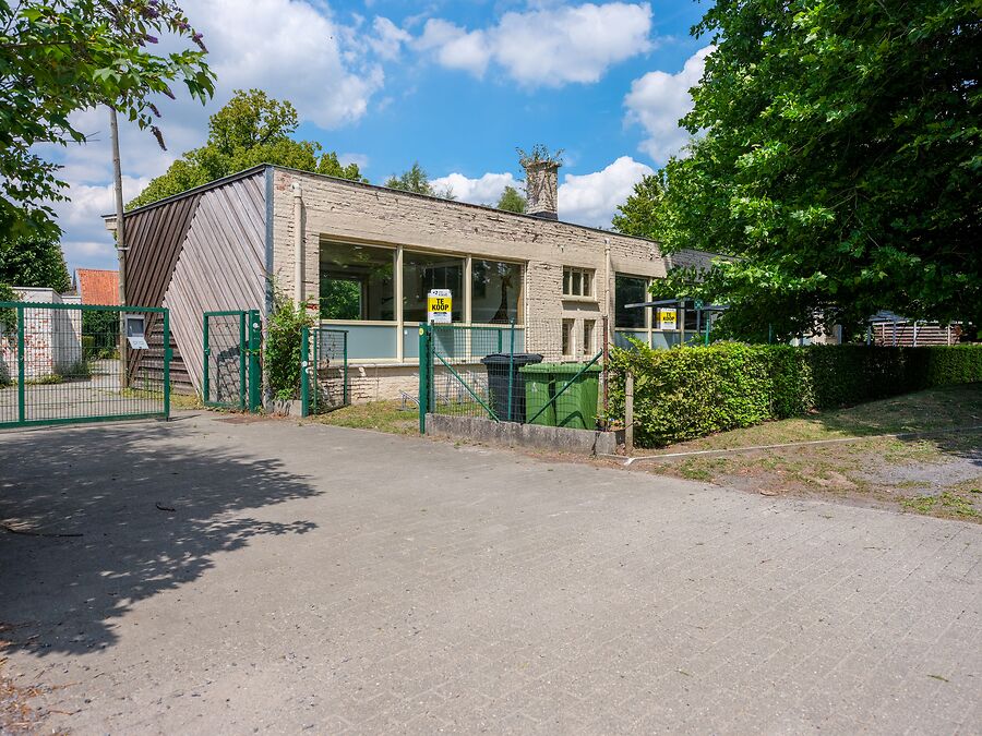 Te renoveren school in het groene Bellem