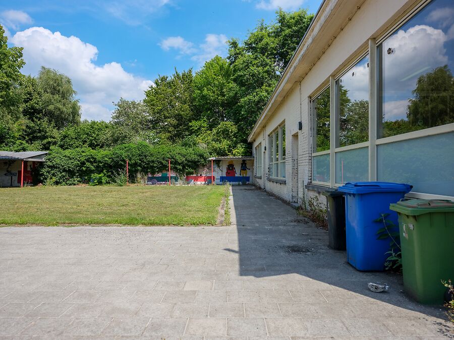 Te renoveren school in het groene Bellem