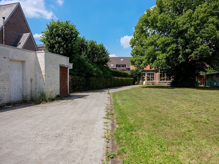Te renoveren school in het groene Bellem