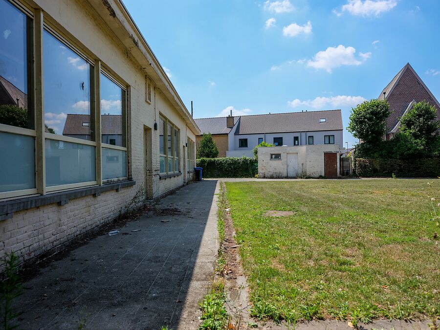 Te renoveren school in het groene Bellem