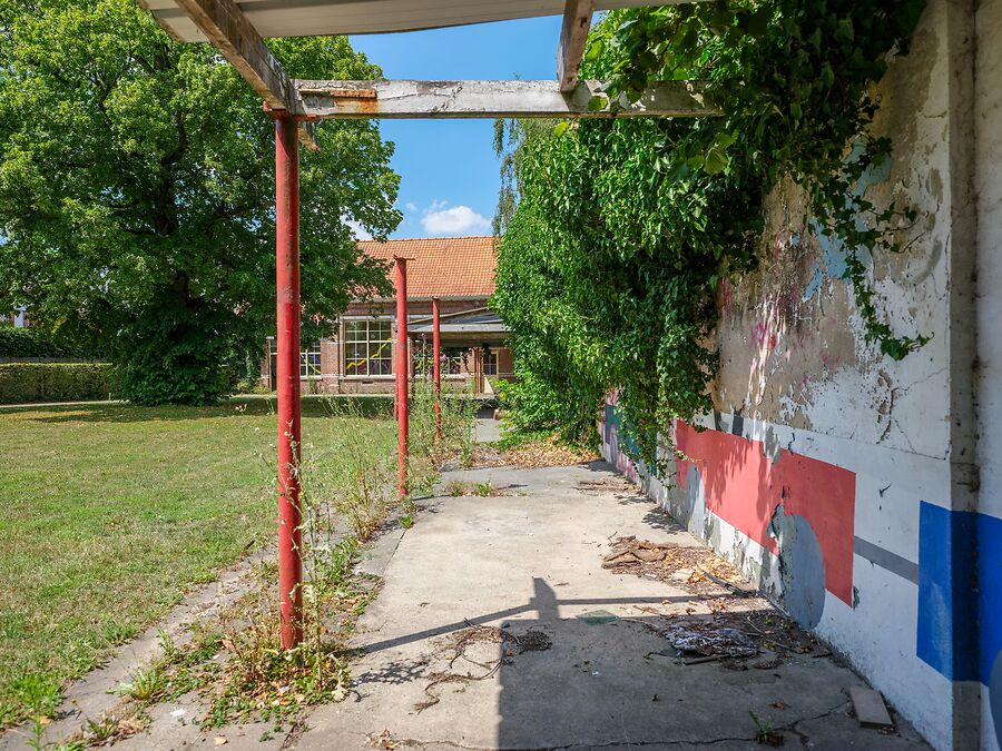 Te renoveren school in het groene Bellem