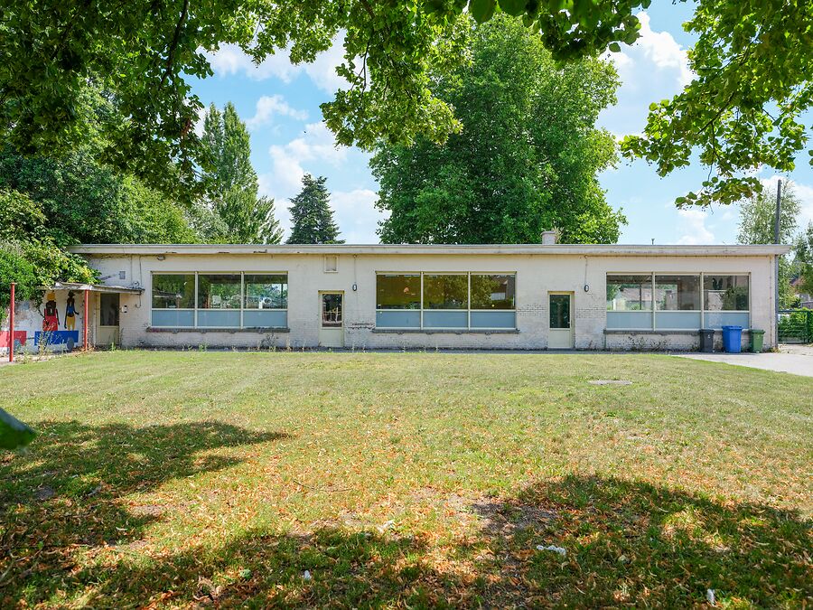 Te renoveren school in het groene Bellem