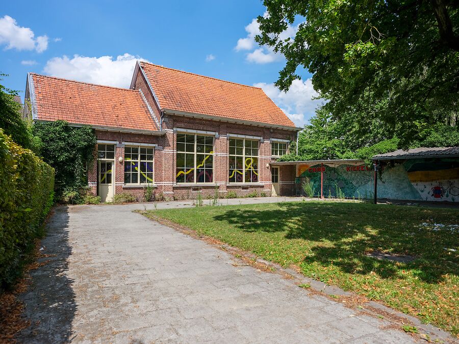 Te renoveren school in het groene Bellem