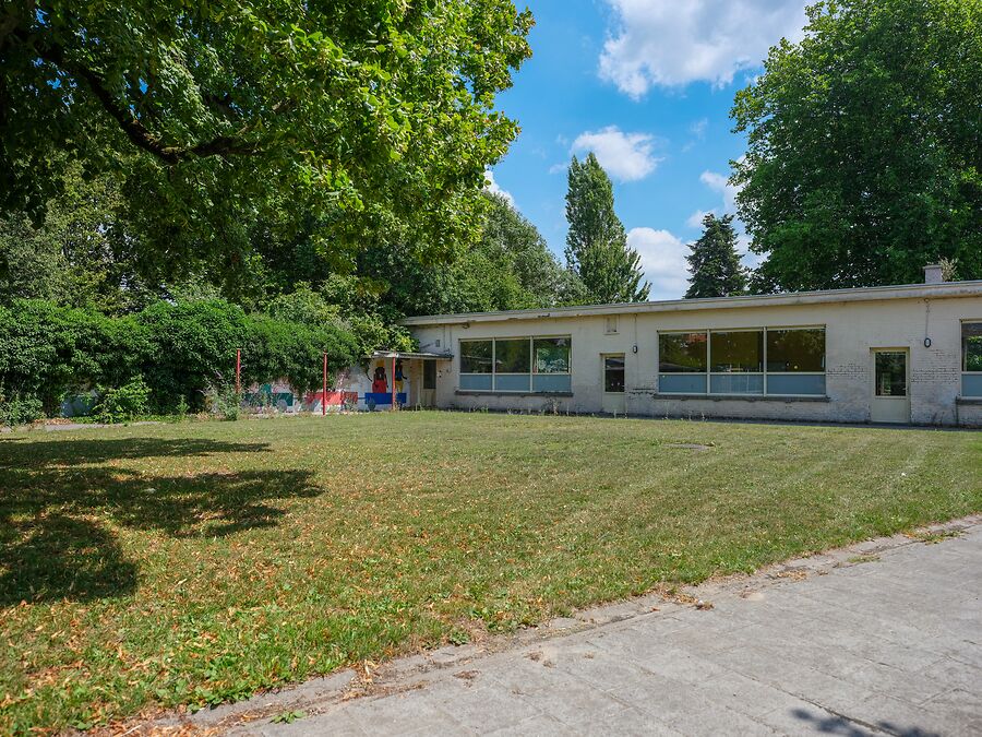 Te renoveren school in het groene Bellem