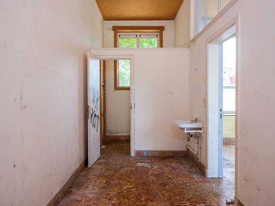 Te renoveren school in het groene Bellem
