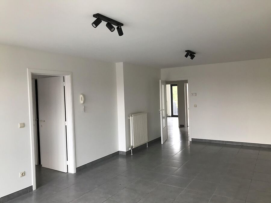 NIEUW GESCHILDERD APPARTEMENT