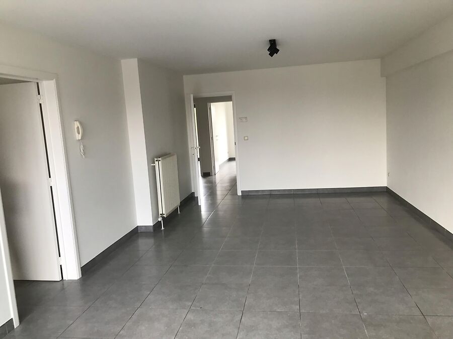 NIEUW GESCHILDERD APPARTEMENT