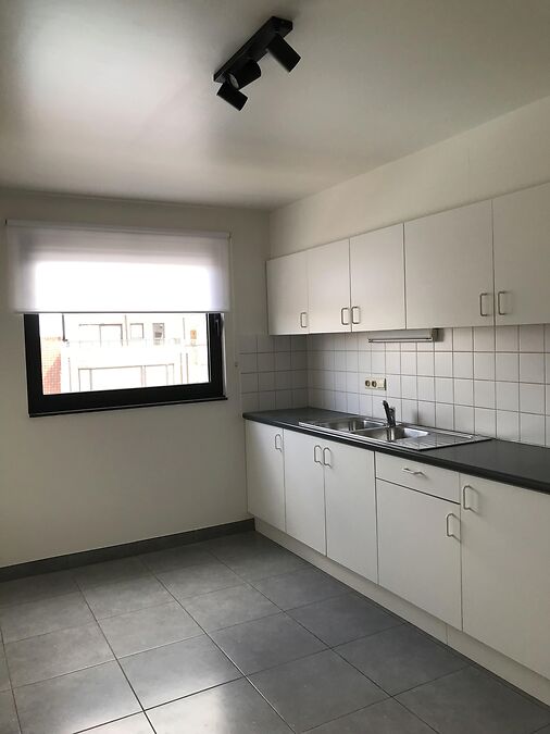 NIEUW GESCHILDERD APPARTEMENT