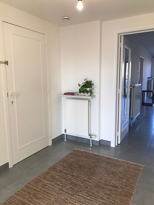 NIEUW GESCHILDERD APPARTEMENT