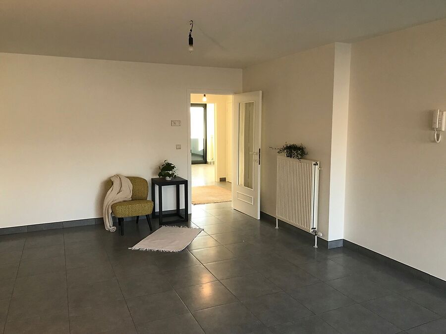 NIEUW GESCHILDERD APPARTEMENT