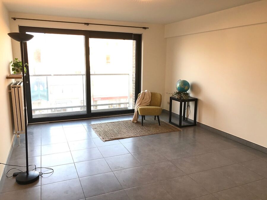 NIEUW GESCHILDERD APPARTEMENT