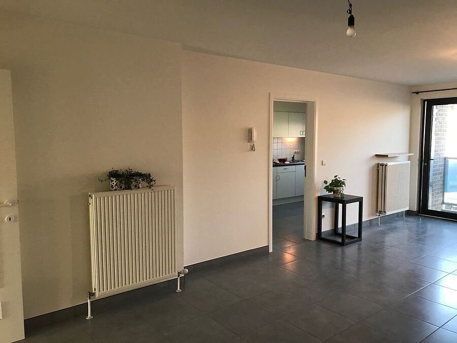 NIEUW GESCHILDERD APPARTEMENT