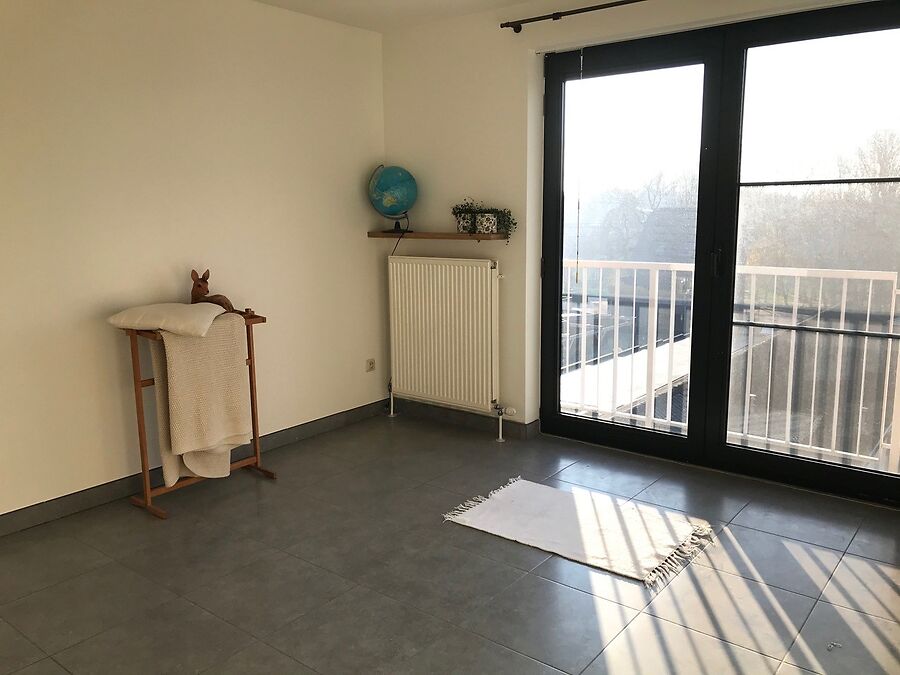 NIEUW GESCHILDERD APPARTEMENT