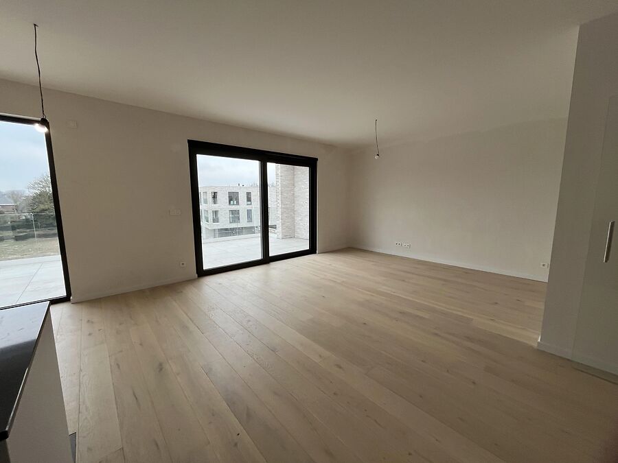 Zonovergoten nieuwbouw appartement + garage