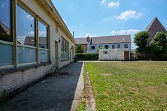 Te renoveren school in het groene Bellem